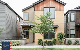 The Pendleton - Walkable - Arcade Loft - Modern- Light & Bright